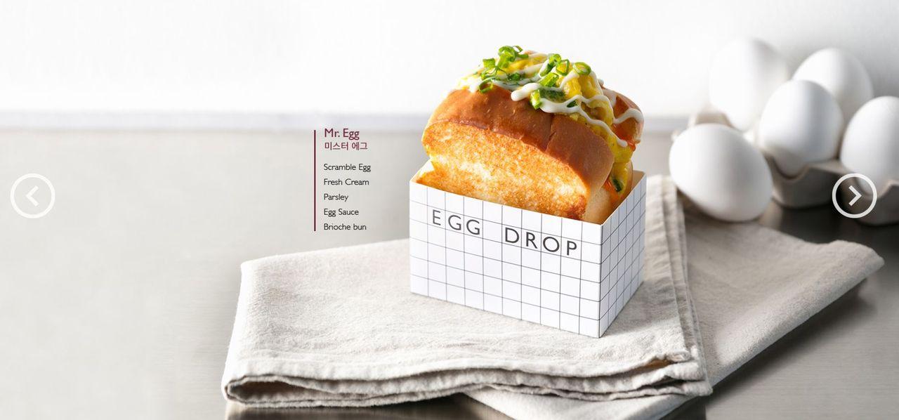 Egg Drop ноён өндөгний сэндвич, бриош талхан дээр задарсан өндөг, шинэхэн өндөгний сүмс хийгдсэн.